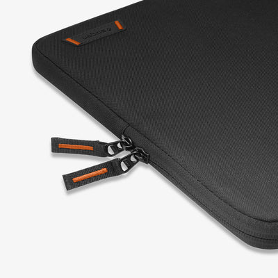 حافظة Spigen Basic Laptop Pouch بحجم 14"
